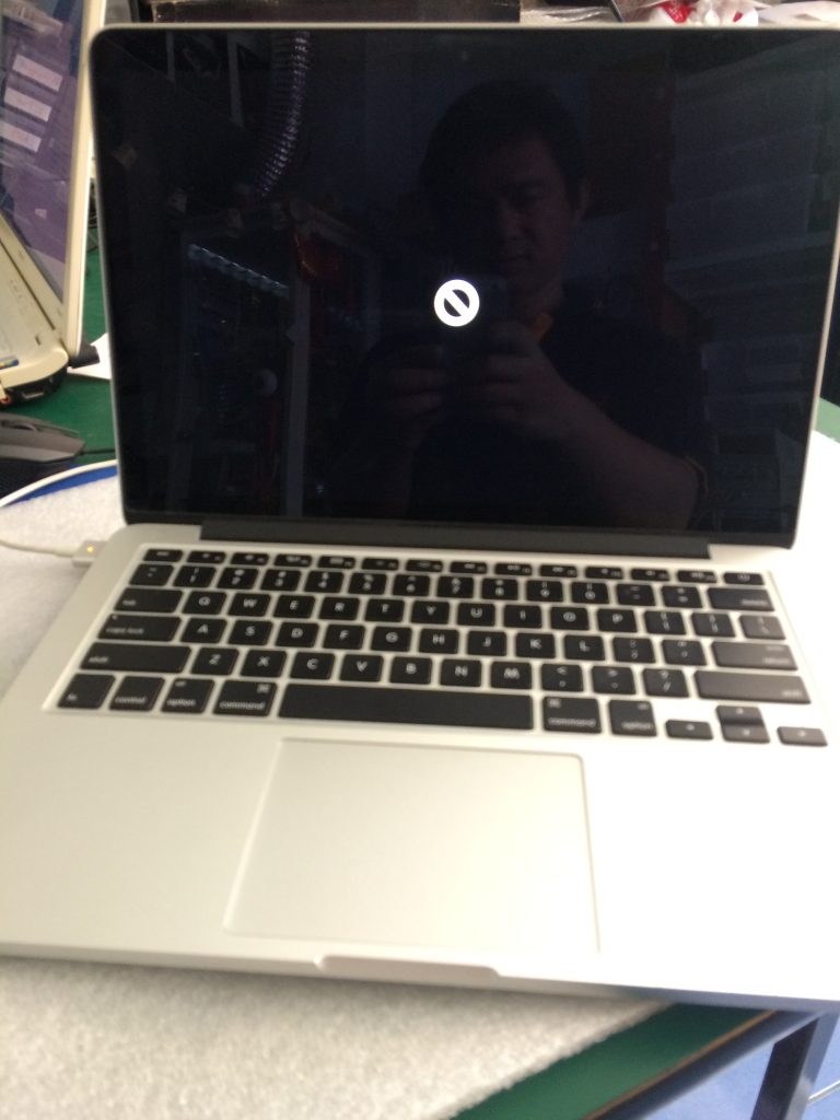 MacBook ขึ้นเครื่องหมายห้ามจอด