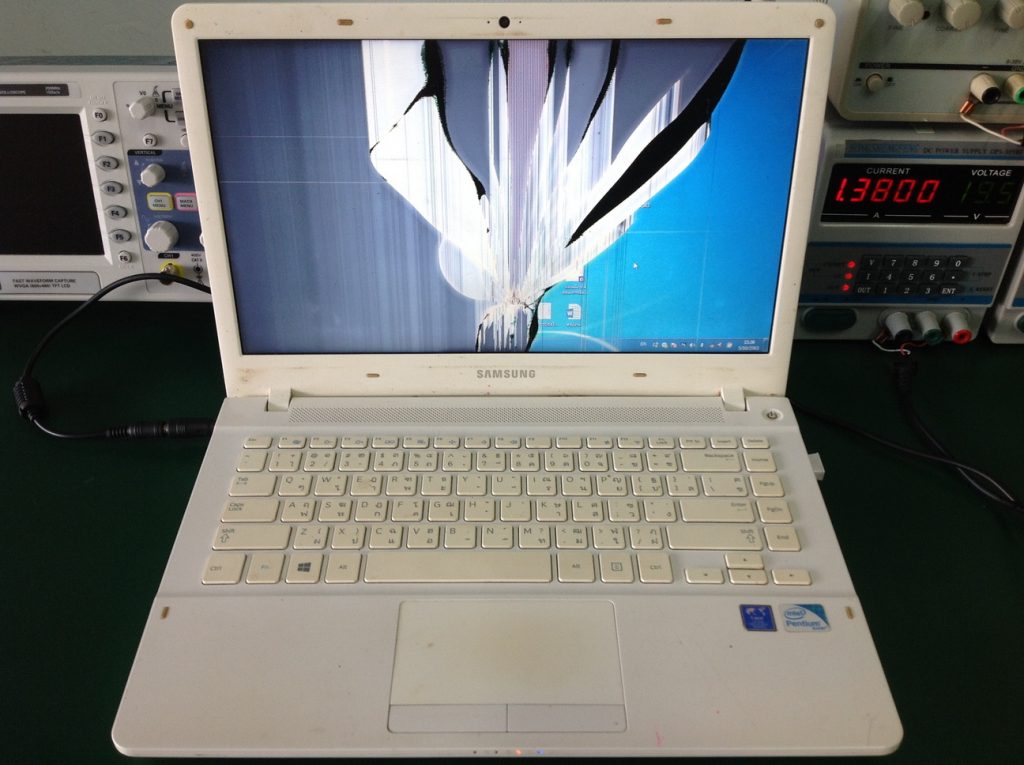 SAMSUNG NP370R4V จอแตก