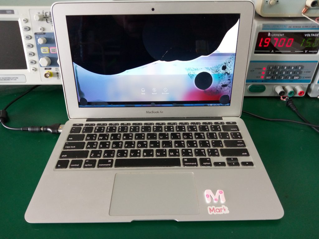 MACBOOK AIR หน้าจอแตก