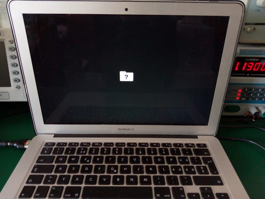 MacBook Air ขึ้นรูปเครื่องหมายคำถาม