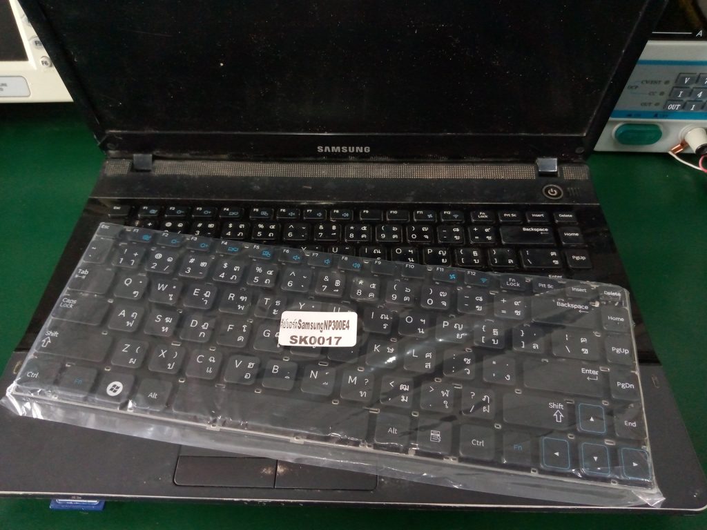 SAMSUNG NP300E4X เปลี่ยน Keyboard